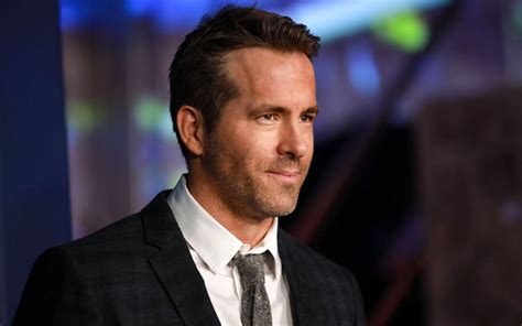 Il Rinascimento di Ryan Reynolds: Un Uomo dal Fascino Disarmante e una Fortuna che Cresce a Vista d'Occhio