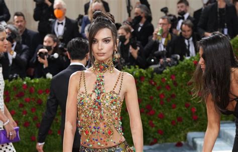 L'Incidente Del Met Gala: Egregious Fashion Faux Pas di Emily Ratajkowski!